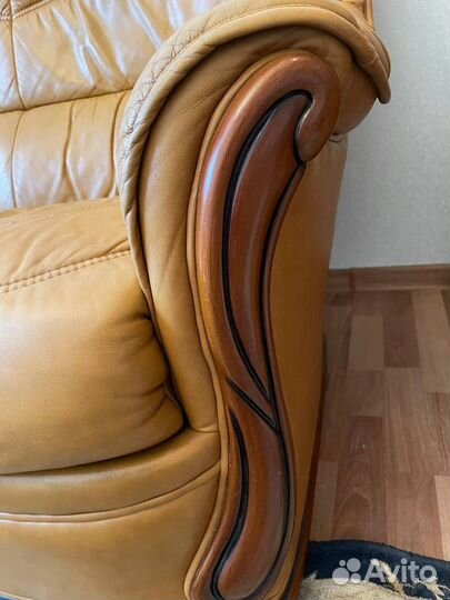 Кожаный диван