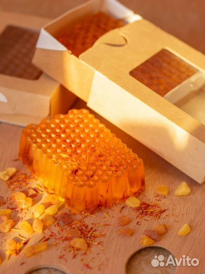 Мыло ручной работы медовое с лепестками шафрана