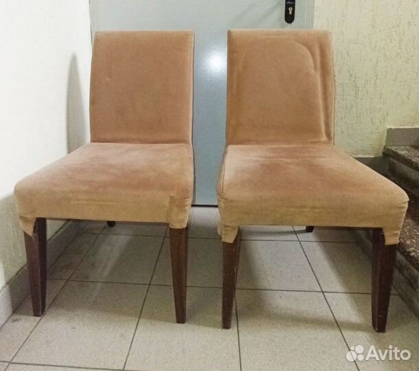 Мягкие деревянные стулья со спинкой