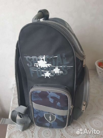 Ранец школьный для мальчика в отличном состояние
