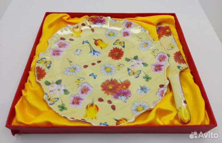 Тарелка для торта с лопаткой в упаковке