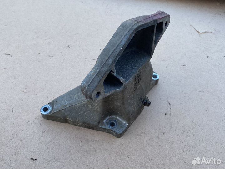 Кронштейн опоры двигателя слева Mercedes m275