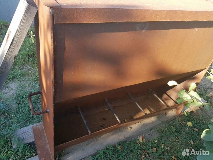 Бункерная кормушка для свиней