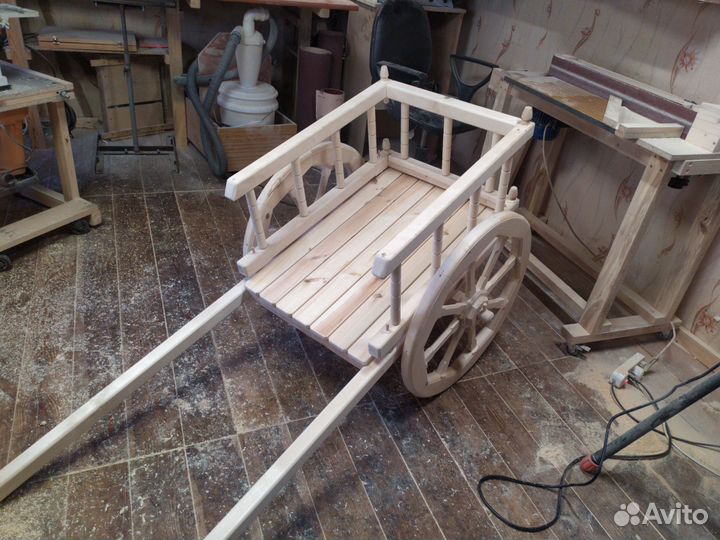 Садовая тележка декор