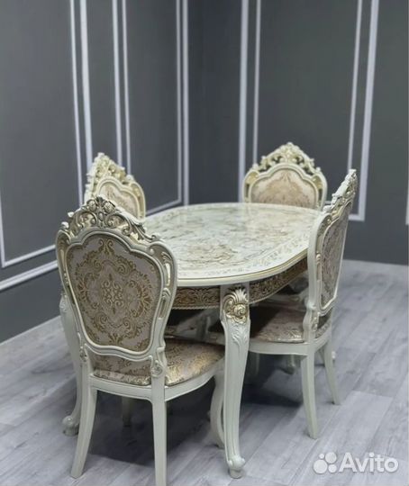 Кухонный стол и стулья в комплекте