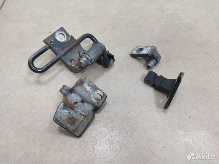 Петля двери задняя правая Volkswagen Passat B6 1.9