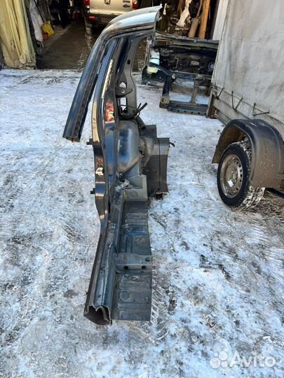 Правое заднее крыло, средняя стойка шевроле нива