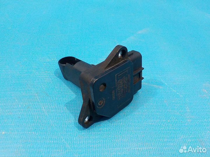 Датчик массового расхода воздуха toyota Avensis (T