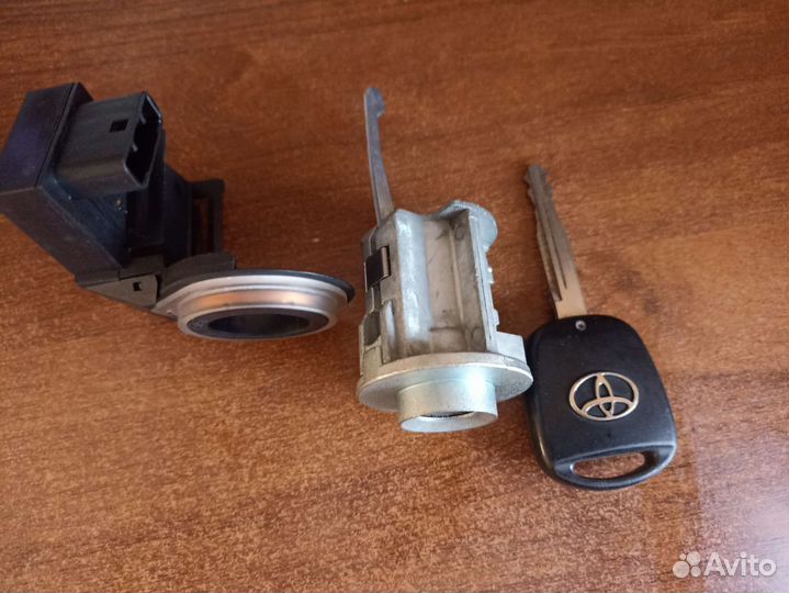 Личинка замка зажигания Toyota Avensis t 250