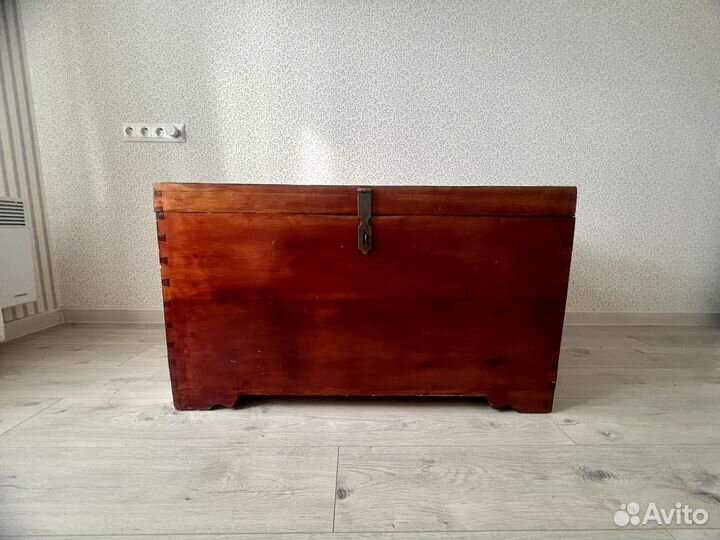 Старинный деревянный сундук