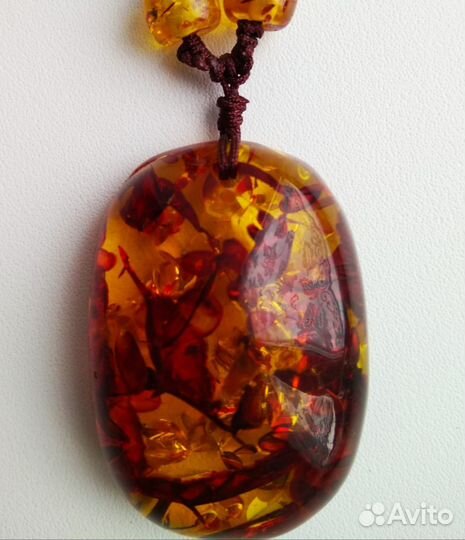 Кулон из янтаря на шнуре времён СССР