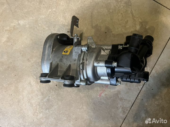 Помпа с термостатом на Мерседес M264