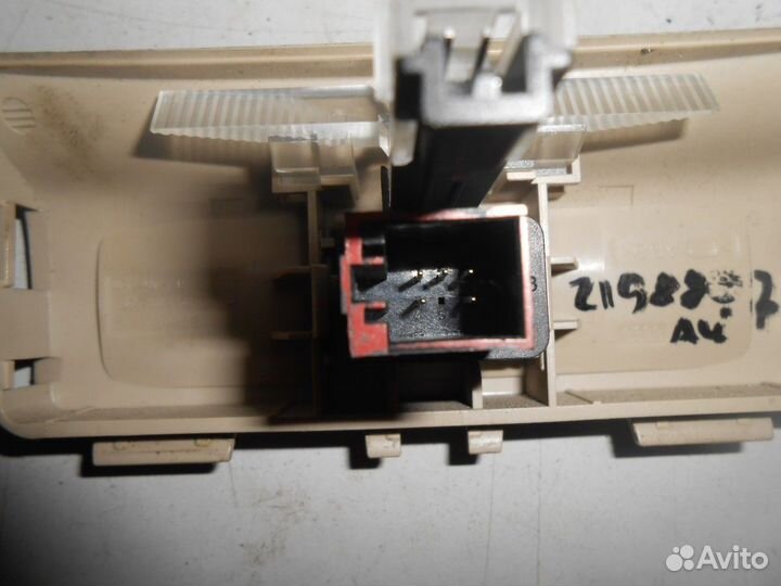 Кнопка центрального замка (Audi A4)