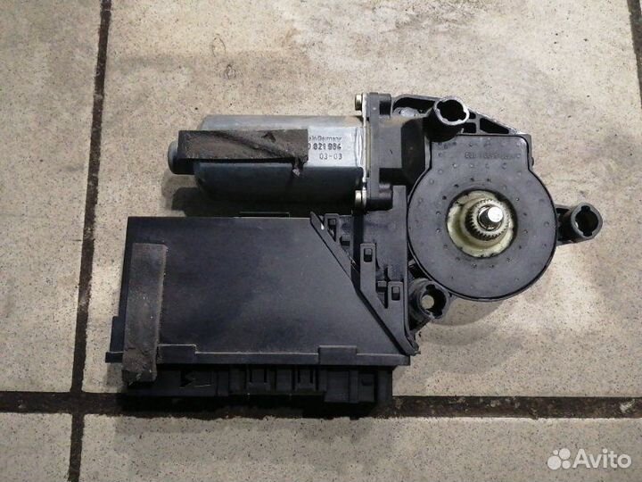 Мотор стеклоподъемника задний правый Volkswagen