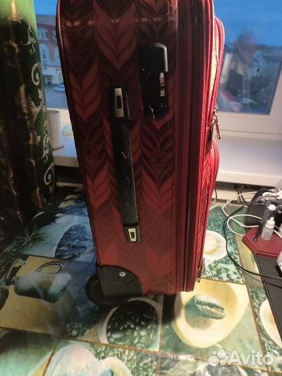 Чемодан красный Hossoni