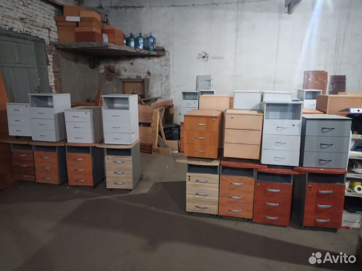 Белая тумбочка