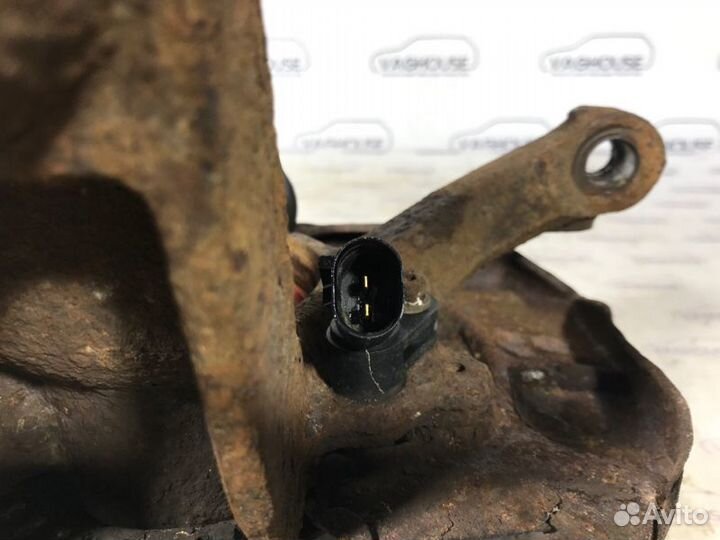 Кулак поворотный передний Volkswagen Golf 4