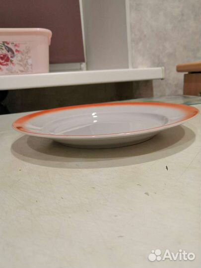 Посуда: тарелки, молочница, менажница, вареньицы