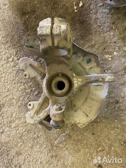 Поворотный кулак правый Skoda Fabia 2