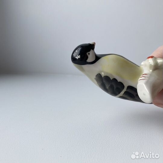 Статуэтка птичка на пеньке