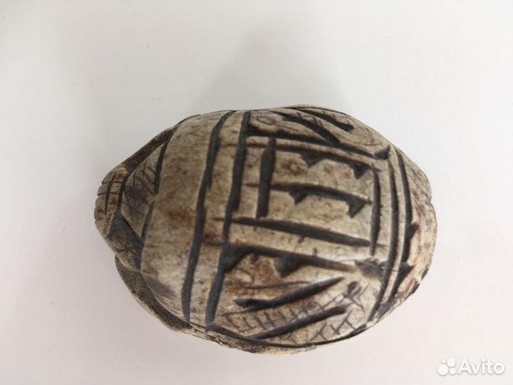 Большие и малые керамические жук-скарабеи. Египет