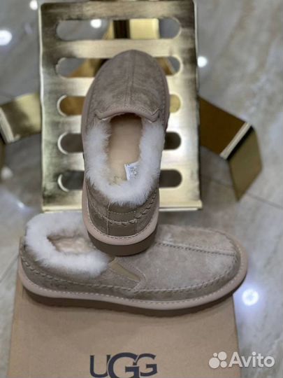 Женские короткие ботинки Ugg Stitch Slip On Sand