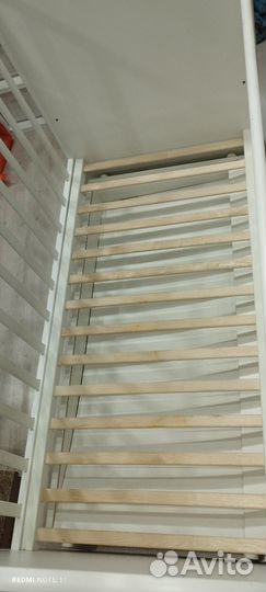 Детская кроватка с маятником белая