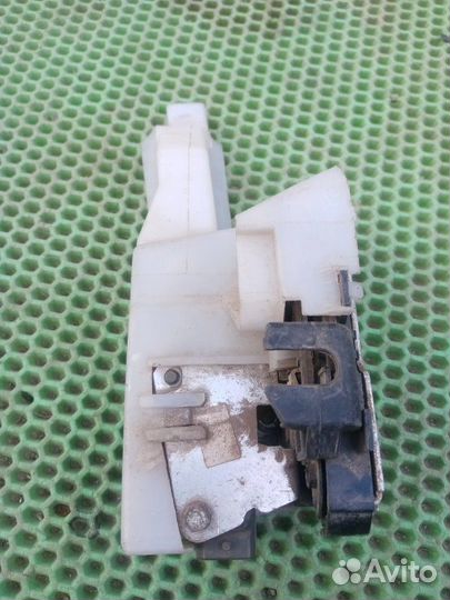 Замок двери передний левый Renault Logan
