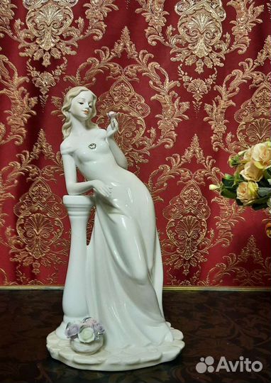 Статуэтки дамы, девушка с цветком