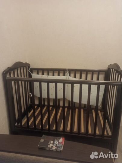 Детская кроватка с маятником и ящиком