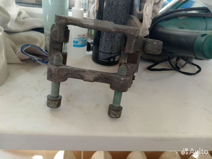 Скоба суппорта volkswagen Jetta V