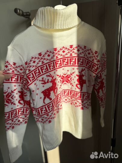 Свитер с оленями белый красный