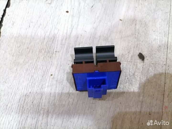 Кнопка открывания лючка бензобака Vw Passat B6 CAW