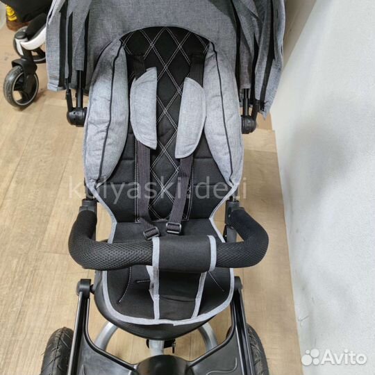 Трехколесный велосипед-коляска BMW