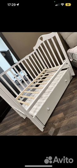 Детская кроватка с маятником и ящиком