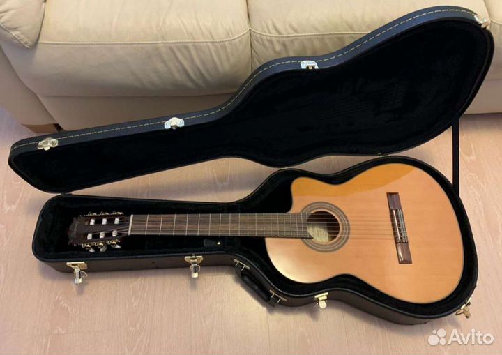 Классическая гитара с подключением+кофр