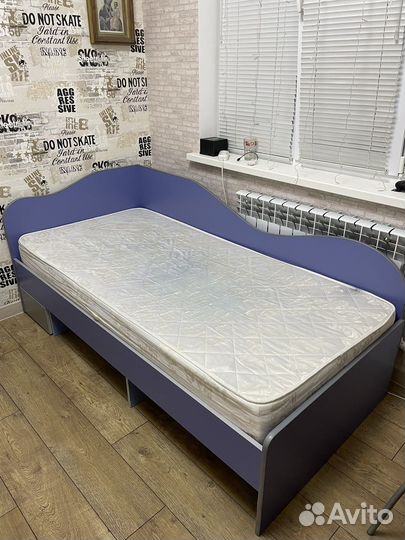 Стол и кровать