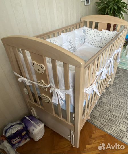 Детская кроватка с маятником и ящиком