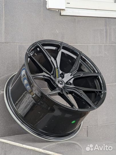 Кованые диски R21 на Mercedes AMG GT4