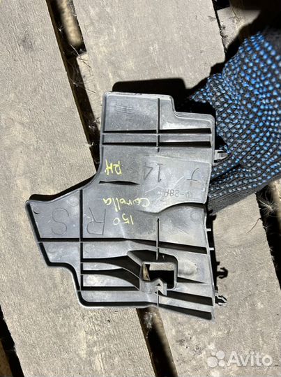 Пыльник двигателя радиатора Toyota Corolla 150