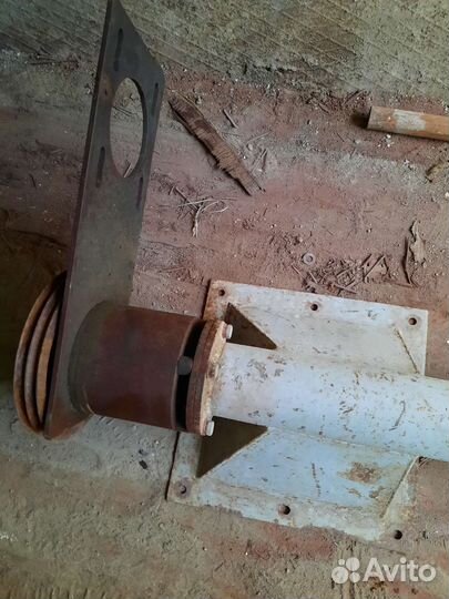 Шнек с бункером и электродвигателем