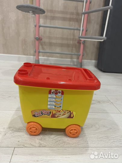 Игрушечная тележка с хот-дог