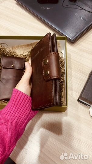 Портмоне и очечник из кожи с гравировкой на заказ