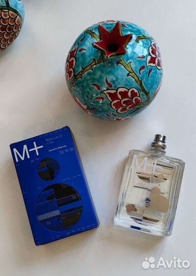 Molecule 01+iris Escentric Molecules