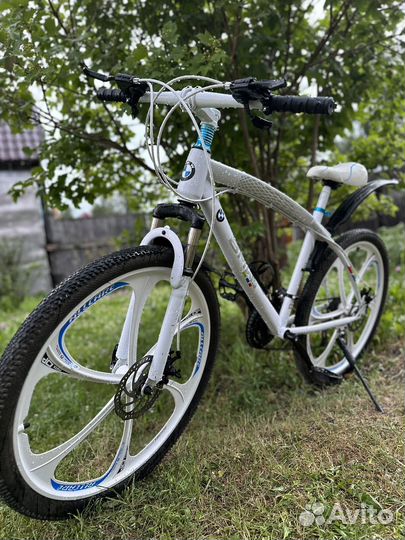 Велосипед на литых дисках BMW