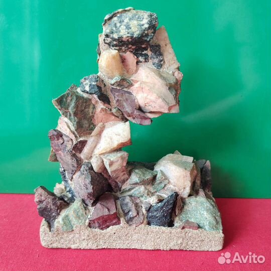 Горка из уральских самоцветов