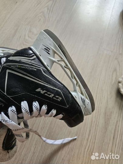 Коньки фирма CCM ribcor размер 12 (31,5)