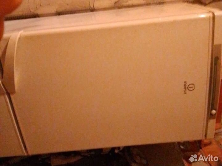 Продаю холодильник Indesit не работает компрессор