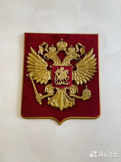 Герб РФ из натурального дуба и красного бархата