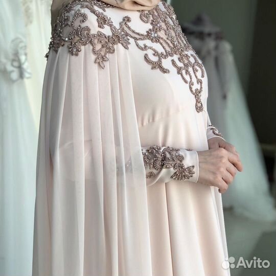 Длинное нежное нарядное платье с кейпом и диадемой